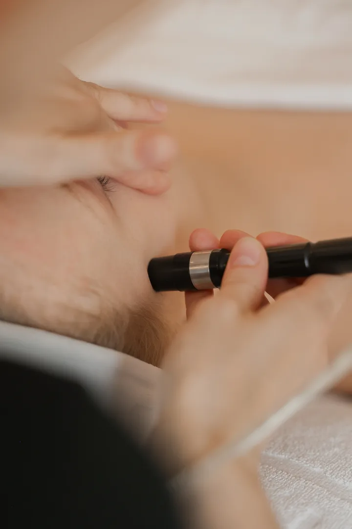 Cliënt met een stralende, gezonde huid na een BellaPeel-behandeling